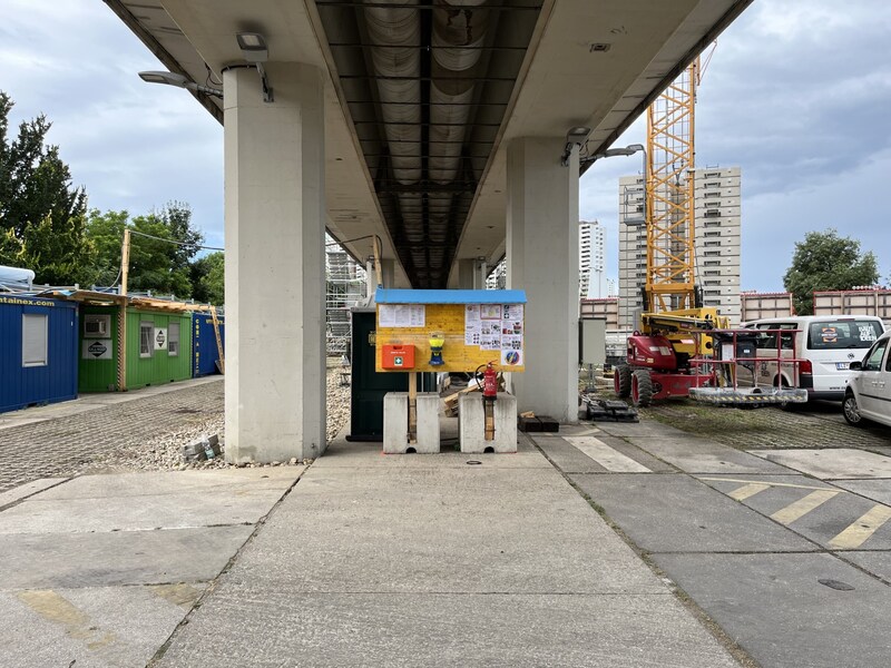 Die Sichtung von Arbeitern auf der U6-Brücke hat vorerst Seltenheitswert. (Bild: Lukas Zimmer)