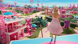 In der Hollywoodkomödie „Barbie“ verlässt Margot Robbie die pretty-pinke Barbieworld, um in Birkenstocksandalen das „richtige“ Leben kennenzulernen. (Bild: 2022 Warner Bros. Entertainment Inc.)