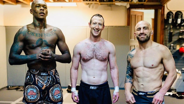 Zuckerberg postete kürzlich ein Bild auf Instagram, das ihn beim Training mit den MMA-Kämpfern Israel Adesanya und Alex Volkanovski zeigt. (Bild: instagram.com/Mark Zuckerberg)