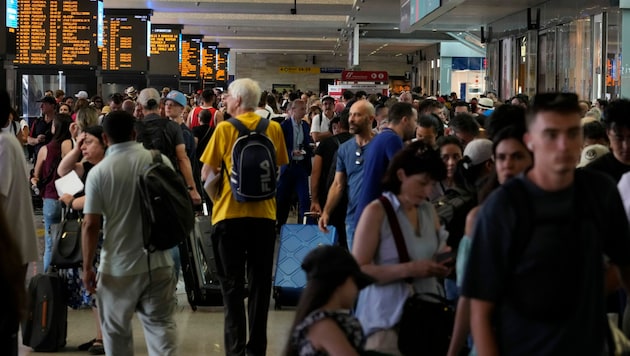 Gestrandete Fahrgäste am Donnerstag am Hauptbahnhof in Rom. Die Beschäftigten von Trenitalia und Italo streiken für bessere Arbeitsbedingungen. (Bild: The Associated Press)