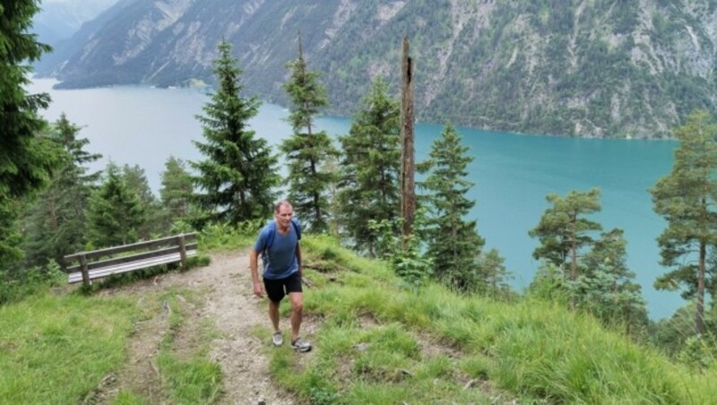 Wir lassen den See beim Aufstieg durch den Wald unteruns. (Bild: Peter Freiberger)