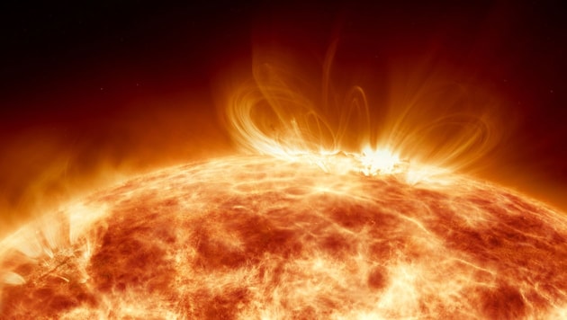 During a solar flare, a structure with increased radiation erupts from the sun's chromosphere. (Bild: stock.adobe.com)