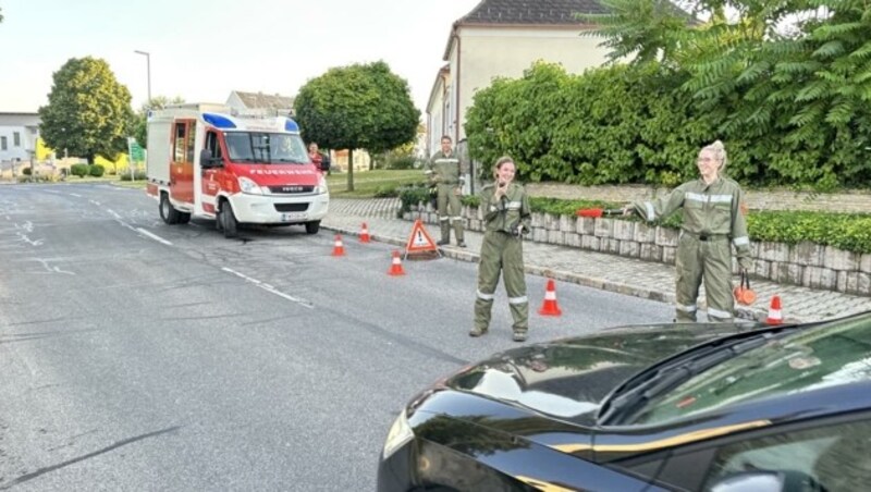 In Unterfrauenhaid brach ein Kanaldeckel durch den enormen Wasserdruck auseinander. Zwei junge Feuerwehrdamen übernahmen gekonnt die Regelung des Verkehrs. (Bild: Schulter Christian)