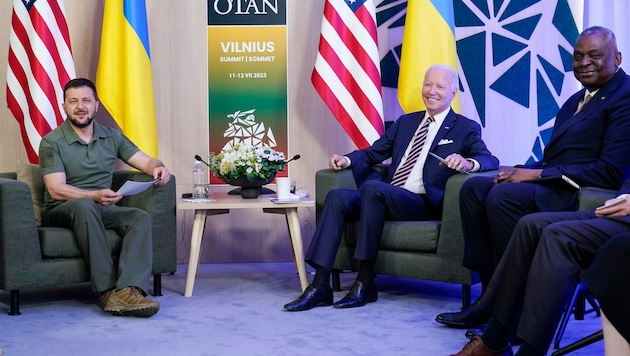 Der ukrainische Präsident Wolodymyr Selenskyj, US-Präsident Joe Biden und US-Verteidigungsminister Verteidigungsminister Lloyd Austin (Bild: AP)