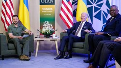Der ukrainische Präsident Wolodymyr Selenskyj, US-Präsident Joe Biden und US-Verteidigungsminister Verteidigungsminister Lloyd Austin (Bild: AP)