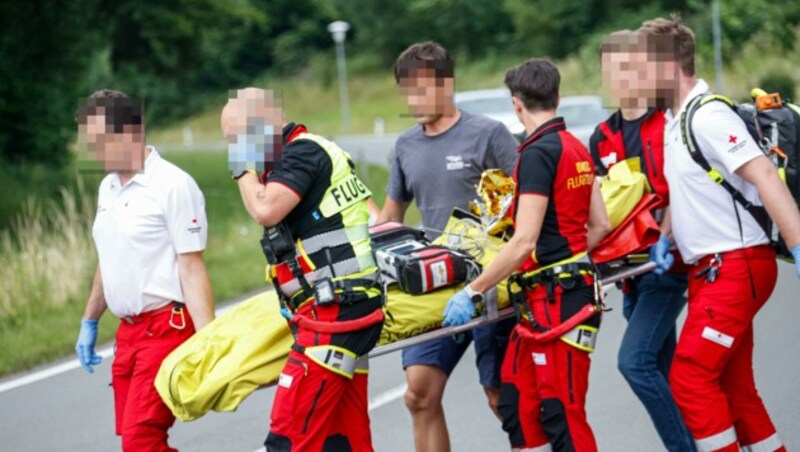 Per Hubschrauber ging es für den jungen Amphibienfreund ins Uniklinikum Salzburg. Allerdings nur zur Sicherheit, wie es hieß. (Bild: Tschepp Markus, Krone KREATIV)