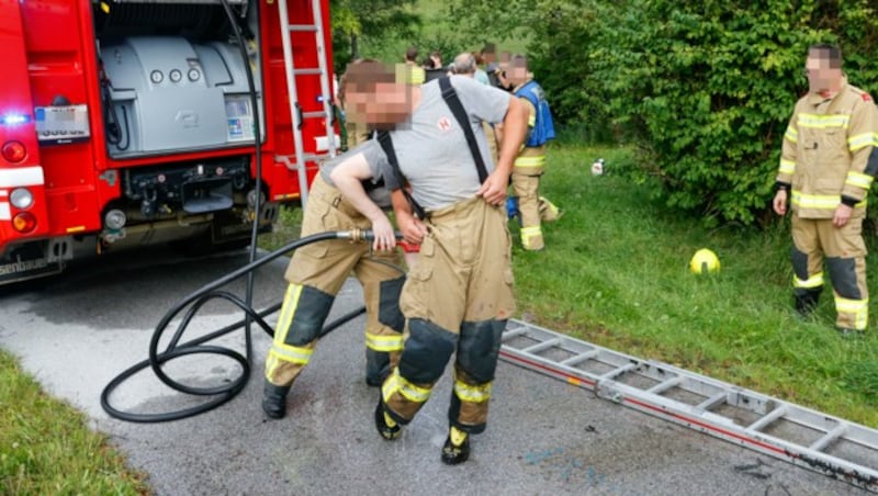 Die Rettung aus dem Matsch glückte in Windeseile. (Bild: Tschepp Markus, Krone KREATIV)