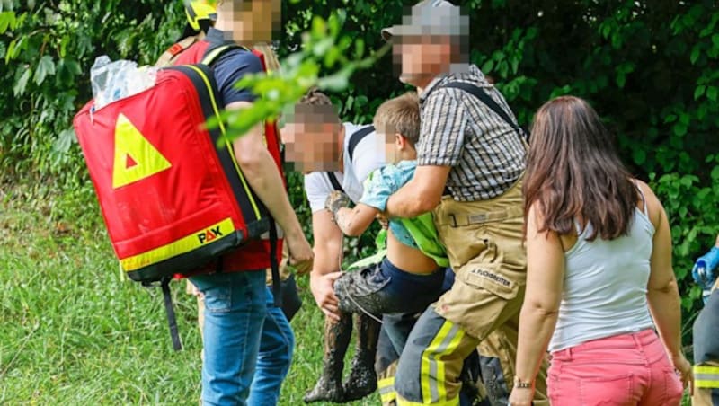 Bis zum Bauch steckte der junge Amphibienfreund im Morast, als die Großgmainer Feuerwehr mit Leiter und Schaufel eintraf. (Bild: Markus Tschepp, Krone KREATIV)