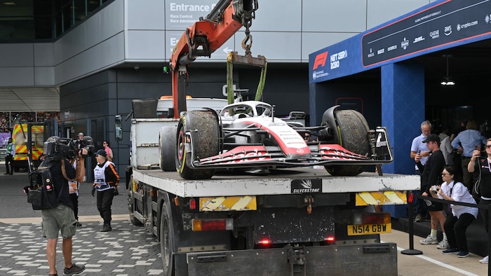 Gewohntes Bild: Ein Haas-Bolide muss abgeschleppt werden.