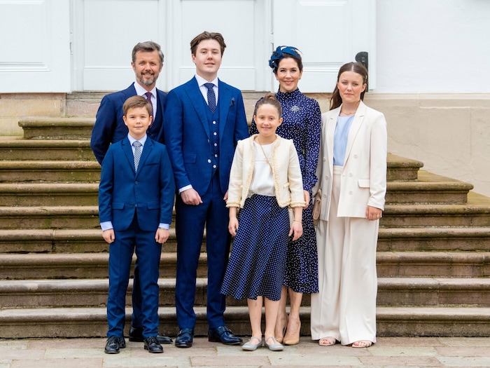Kronprinz Frederik und seine Frau Mary posieren hier gemeinsam mit den Kindern Christian, ...