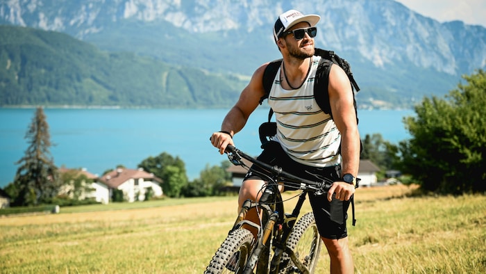 Ski-Ass Daniel Hemetsberger hält sich im Sommer fit mit Mountainbiken.