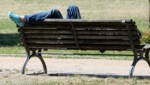 Das Liegen auf öffentlichen Parkbänken ist nicht verboten. (Symbolbild) (Bild: APA/dpa/Wolfgang Kumm)