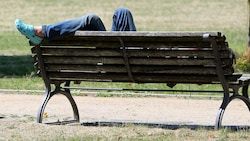 Das Liegen auf öffentlichen Parkbänken ist nicht verboten. (Symbolbild) (Bild: APA/dpa/Wolfgang Kumm)