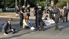 Mal wieder Stillstand im morgendlichen Berufsverkehr: Klimaaktivisten der Gruppe Letzte Generation haben am Freitag an mehreren Stellen in Berlin den Verkehr blockiert. (Bild: Screenshot/glomex.com/dpa)