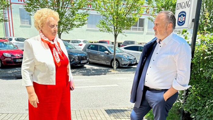 Verena Dunst und Hans Peter Doskozil kurz vor der Pressekonferenz in Stegersbach.