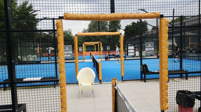 20 mal 10 Meter groß ist ein Padel-Court - er ist von Glaswänden sowie Drahtzäunen umgeben.