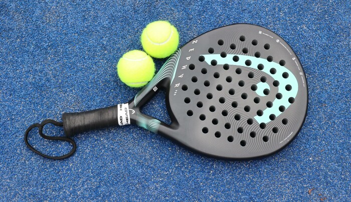 Kleinerer Schläger und etwas andere Bälle als im Tennis.