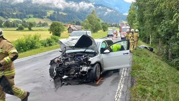 Ein Lenker prallte in St. Michael auf der regennassen Fahrbahn mit seinem Pkw gegen einen Baum. Er musste von der Rettung ins Spital Tamsweg gebracht werden. (Bild: FF St. Michael)