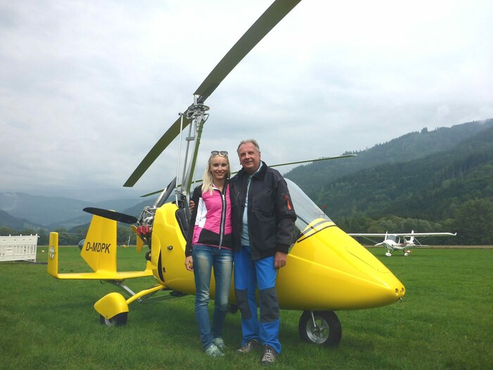 Pilot Helmut Jan und Pilotin Steffi Tilly stehen mit dem Gyrocopter bereit.