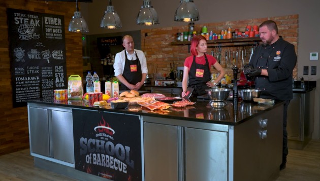 Thomas Ruhmer, Verkaufsleiter Fleisch bei Penny Österreich, krone.tv-Moderatorin Sarah Jahn und Grillmeister Wolfgang Arndt (Bild: krone.tv)