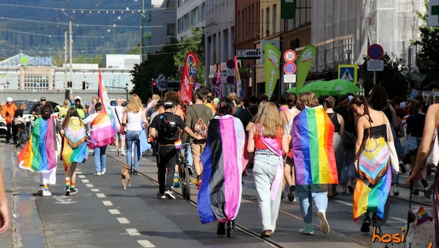 Rund 3500 Menschen zog die Regenbogenparade in Innsbruck vergangenes Jahr an. 2023 rechnet man mit rund 5000. (Bild: Christian Niederwolfsgruber)