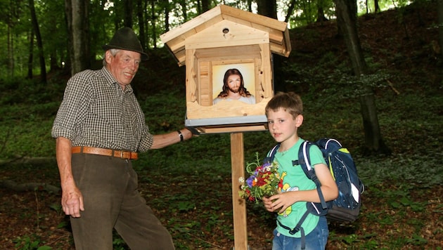 Wie sein Opa geht auch der achtjährige Enkel Georg den Schulweg nach St. Ulrich zu Fuß (Bild: Fürbass Josef)