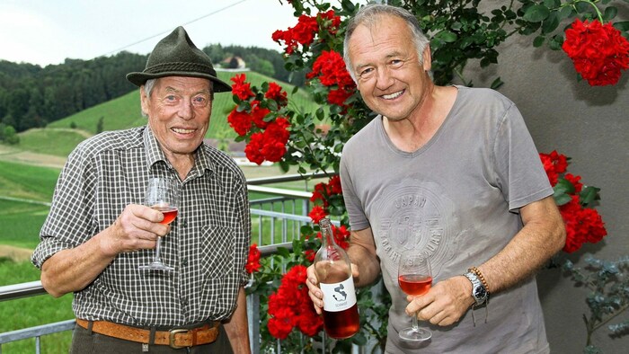Johann Lampl (li.) und Fritz Schmidt haben das Marterl bewahrt.