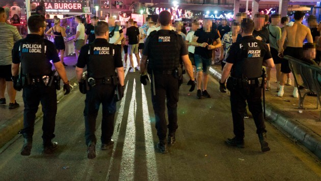 Auf den Straßen Mallorcas kommt es immer wieder zu Polizeieinsätzen. (Bild: AFP, Krone KREATIV)