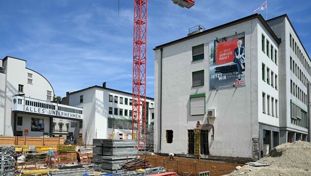 Nicht nur die Zentrale der Wirtschaftskammer OÖ ist gerade eine Baustelle, auch die Causa in Steyr wirbelt Staub auf, mit dem Unternehmer-Vertretung hadert. (Bild: Markus Wenzel)