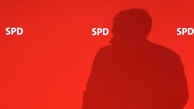 SPD-Politiker Philipp da Cunha weicht Interviewfragen minutenlang aus und verwendet immer wieder dieselben Floskeln. (Bild: APA/dpa/Wolfgang Kumm)