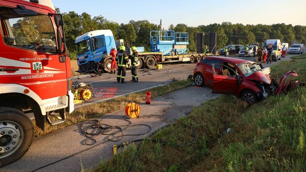 An der Unfallstelle bot sich den Einsatzkräften ein Bild des Grauens: Sowohl der Pkw als auch der Lkw wurden nach dem Zusammenstoß in den Straßengraben geschleudert. (Bild: Lauber/laumat.at Matthias)