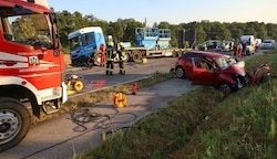 An der Unfallstelle bot sich den Einsatzkräften ein Bild des Grauens: Sowohl der Pkw als auch der Lkw wurden nach dem Zusammenstoß in den Straßengraben geschleudert. (Bild: Lauber/laumat.at Matthias)