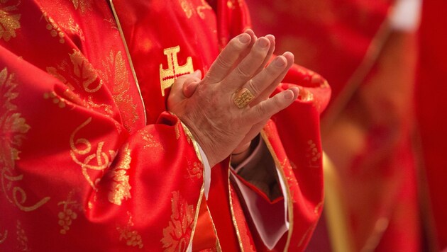 Ein Kardinal in Rom tief im Gebet. (Bild: Michael Kappeler)