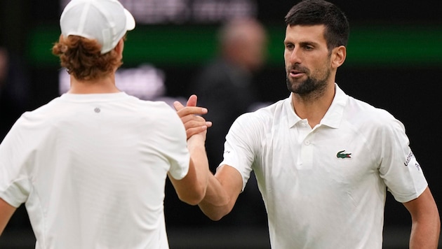 Jannik Sinner (l.) trifft auf Novak Djokovic (r.)