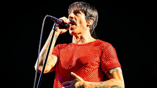 Das Netzhemd hielt sich nicht lange am Körper: RHCP-Sänger Anthony Kiedis. (Bild: Andreas Graf)