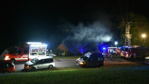 Drei Feuerwehren kämpften gegen die Flammen. (Bild: BFV Fürstenfeld)