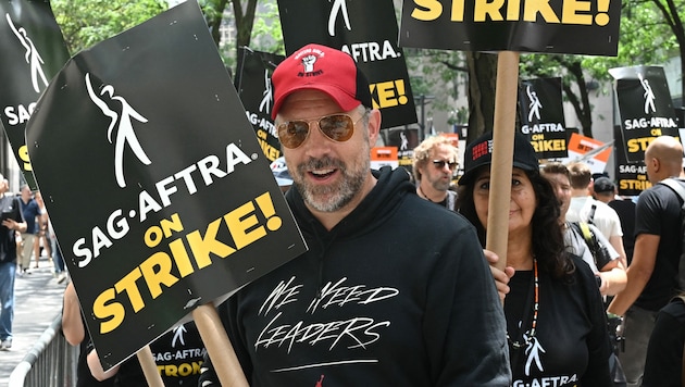 Auch Jason Sudeikis mischte sich mit einem Plakat unter die streikenden Schauspieler. (Bild: APA/AFP/TIMOTHY A. CLARY)