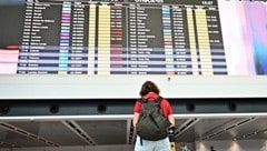 Ein 14-jähriger Isländer wurde allein am Flughafen in Rom zurückgelassen. Der Flug nach Reykjavik war überbucht (Symbolbild). (Bild: APA/AFP/Andreas SOLARO)