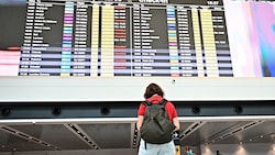 Ein 14-jähriger Isländer wurde allein am Flughafen in Rom zurückgelassen. Der Flug nach Reykjavik war überbucht (Symbolbild). (Bild: APA/AFP/Andreas SOLARO)