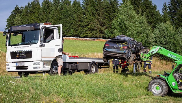 Das Autowrack wurde geborgen, der Fahrer hatte keine Chance.