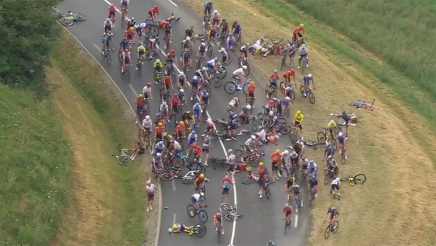 Massensturz bei der Tour de France (Bild: twitter.com/LeTour)