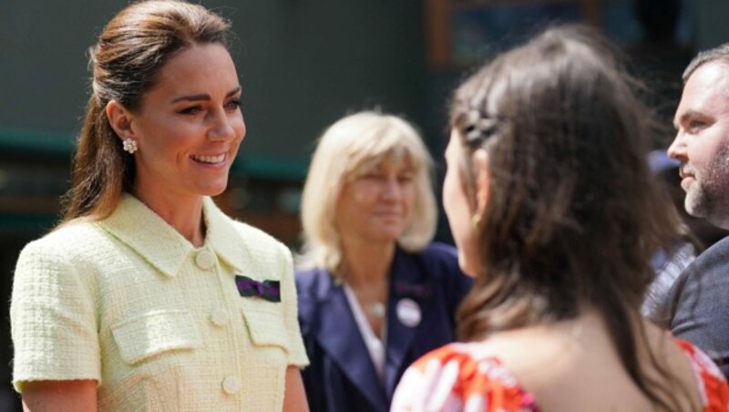 Prinzessin Kate plauderte mit den Mitarbeitern des The All England Lawn Tennis Club. (Bild: APA/AFP/POOL/Victoria Jones)