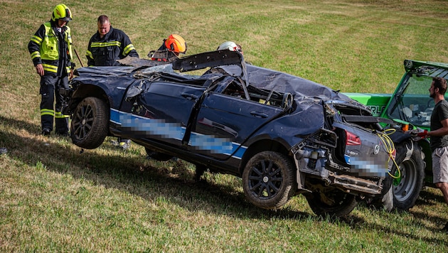 Das demolierte Auto des jungen Mannes wurde neben der Königswiesener Straße geborgen. (Bild: © TEAM FOTOKERSCHI.AT / SCHARTNER)