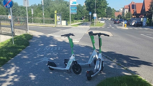 Auch direkt vorm Klinikum Klagenfurt stehen die E-Scooter mitten am Gehweg. (Bild: ZVG)