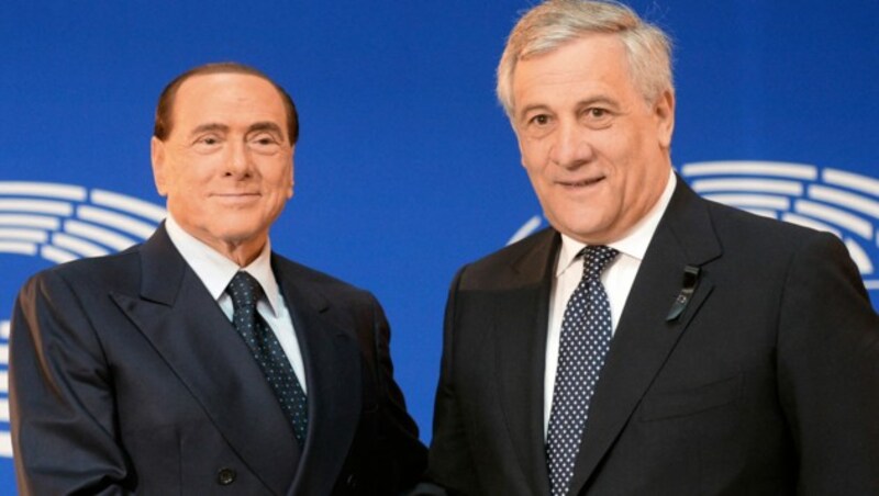 Antonio Tajani mit dem im Juni verstorbenen Silvio Berlusconi (Bild: APA/AFP/Sebastien Bozon)