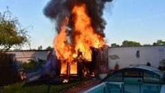 Hütte in Flammen: In Ebreichsdorf rissen Nachbarn die Bewohner aus dem Schlaf. (Bild: Thomas Lenger/Montasrevue)