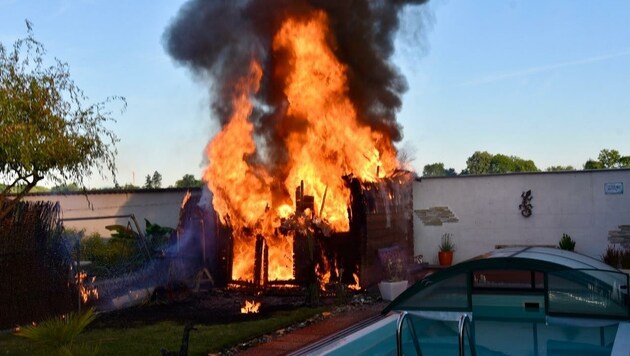 Hütte in Flammen: In Ebreichsdorf rissen Nachbarn die Bewohner aus dem Schlaf. (Bild: Thomas Lenger/Montasrevue)