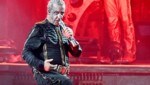 Besonders Rammstein-Sänger Till Lindemann steht im Kreuzfeuer der Kritik. Der soll zahllose Frauen sexuell genötigt haben. (Bild: APA/dpa/Malte Krudewig)