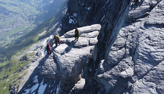 Um den „Pilz“ genannten Felsen zu erreichen, mussten sich beide an einem Seil hinüberhanteln.