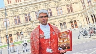 Mozart-Verkäufer Adel fühlt sich mit der Perücke trotz der heißen Außentemperaturen sichtlich ...
